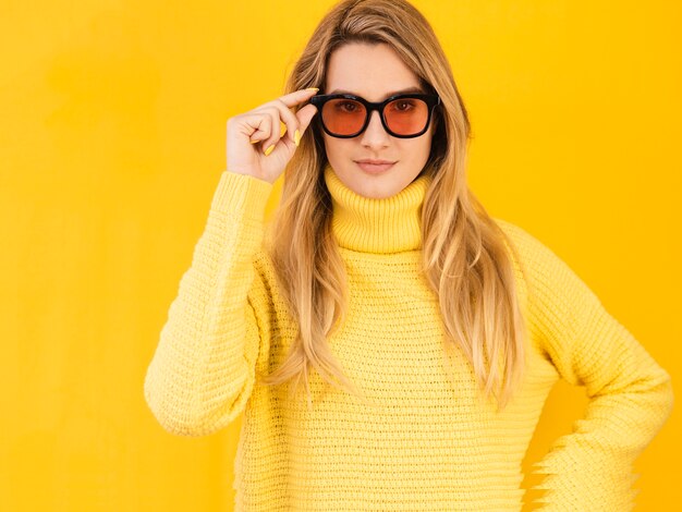 Occhiali da sole da portare della donna del colpo medio