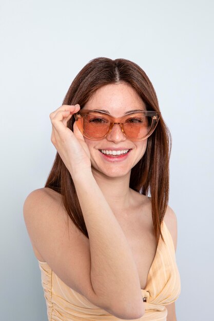 Occhiali da sole da portare della donna felice del colpo medio