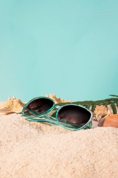 Occhiali da sole femminili sulla spiaggia