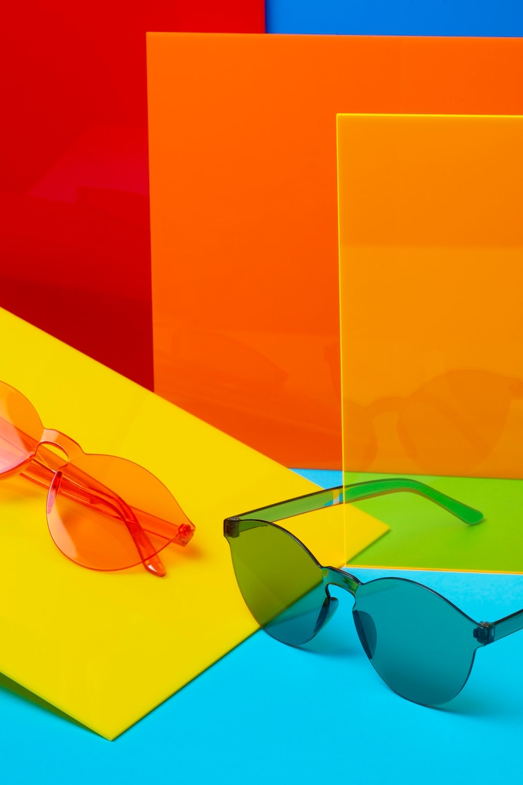 Foto gratuito occhiali da sole trasparenti colorati ancora in vita