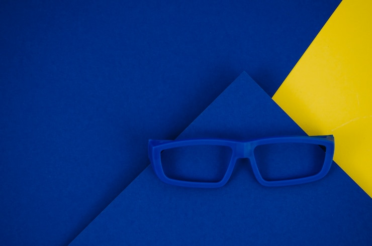 Foto gratuito occhiali per bambini blu su sfondo colorato