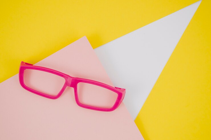 Foto gratuito occhiali rosa per bambini su sfondo colorato