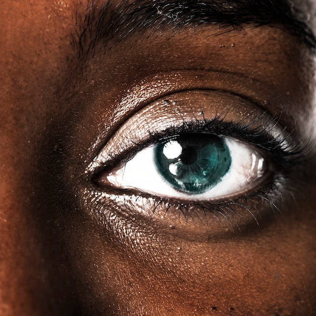 Occhio di donna con tecnologia intelligente per lenti a contatto intraoculari