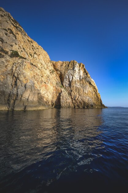 Oceano circondato dalle scogliere rocciose