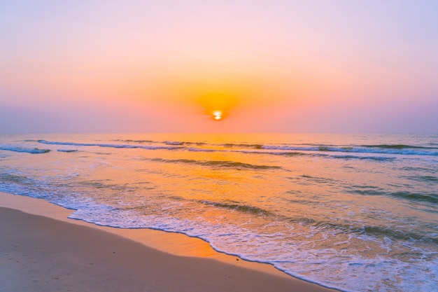 Oceano e spiaggia all&#39;aperto del mare del bello paesaggio ad alba o tempo di tramonto