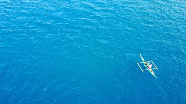 Oceano tramonto stile di vita sport acquatici