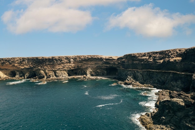 Oceano vicino alla costa rocciosa in estate