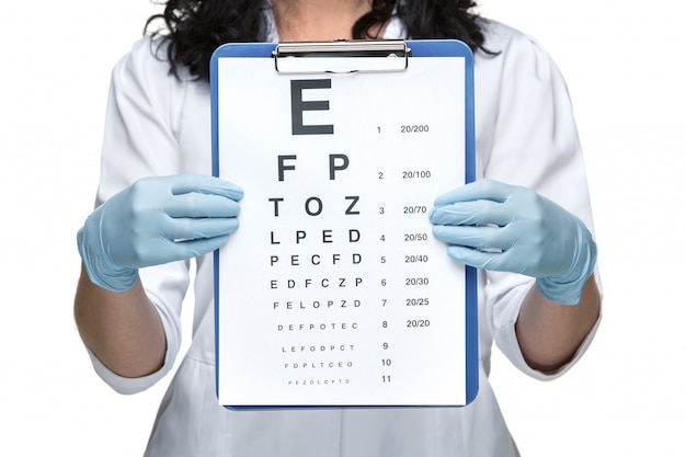 Oculista maschio con diagramma degli occhi