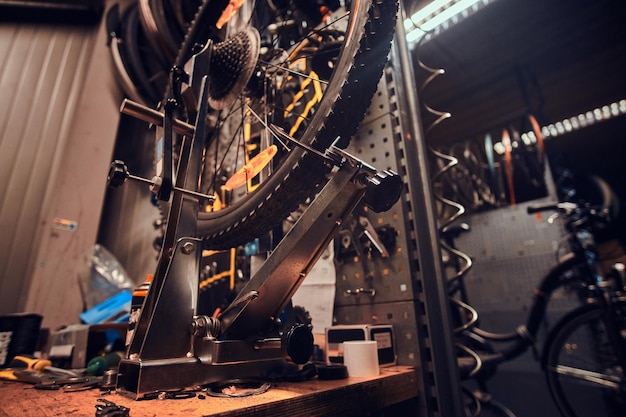 Officina affollata con mountain bike rotta sul tavolo.