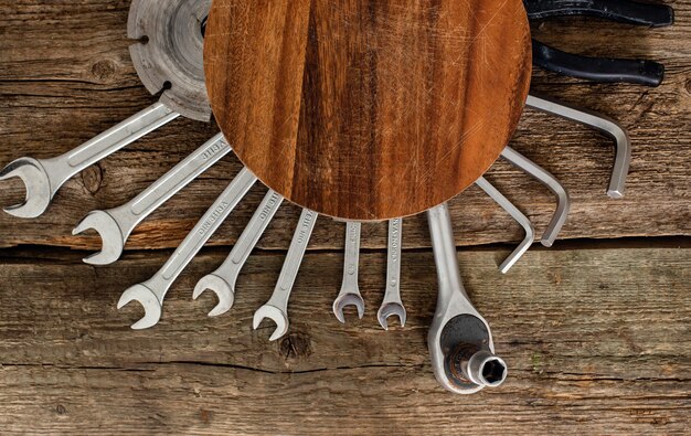 Officina, riparazione. Strumenti sul tavolo di legno