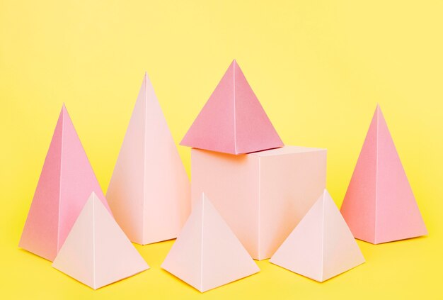 Oggetti di carta geometrica rosa