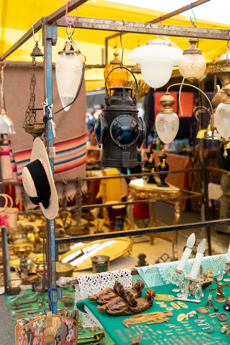 Foto gratuito oggetti vintage al mercatino dell'usato