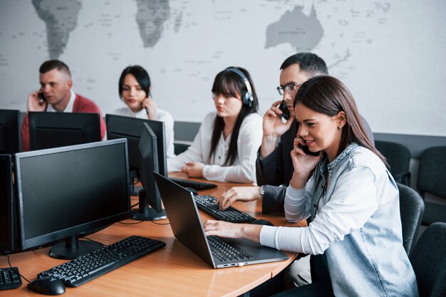 Ognuno fa il suo lavoro. Giovani che lavorano nel call center. Nuovi affari in arrivo