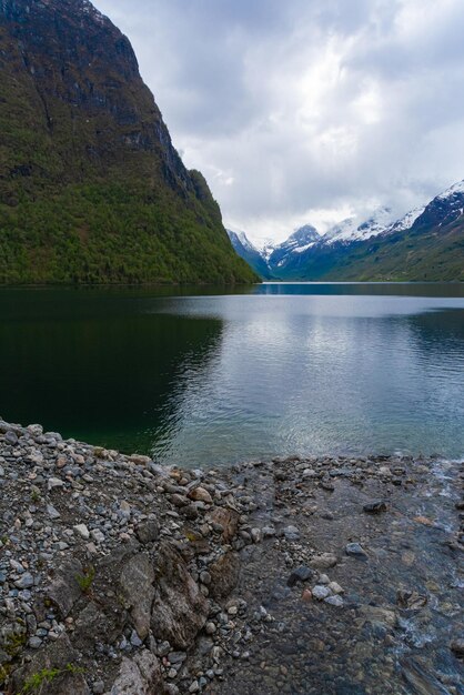 Olden Norvegia 17 maggio 2023 Fiume e montagne