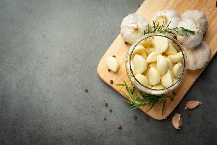 Foto gratuito olio all'aglio per il trattamento