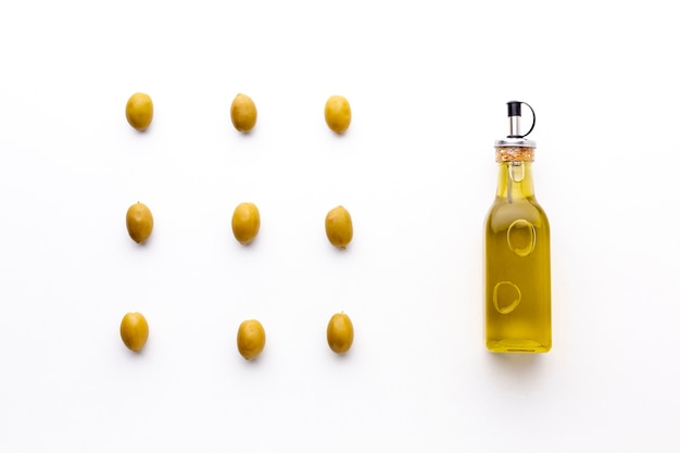 Olio d'oliva con disposizione di olive gialle