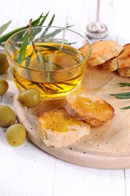 Olio d'oliva con pane e cucchiaio