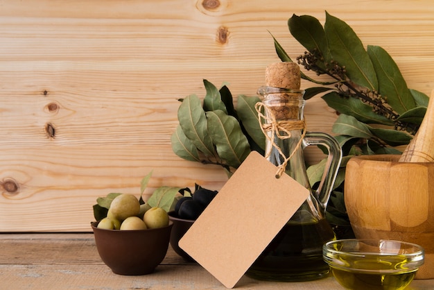 Olio d'oliva e olive naturali del primo piano