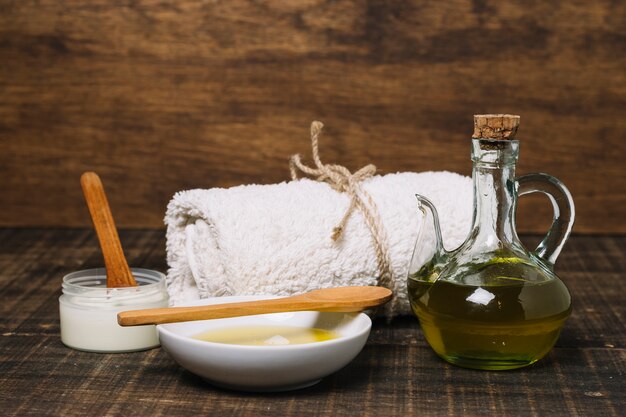 Olio d'oliva e prodotti di cocco disposti