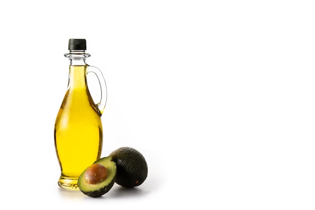 Olio di avocado isolato su sfondo bianco