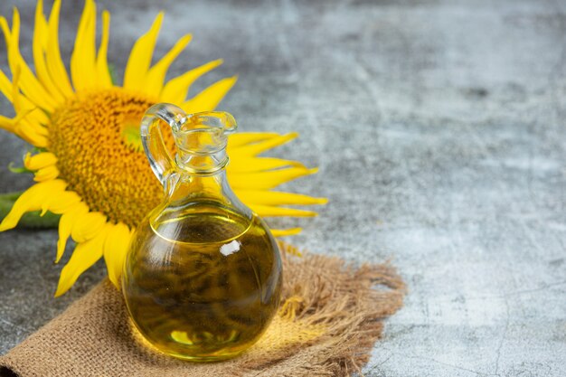 Olio di semi di girasole sul tavolo