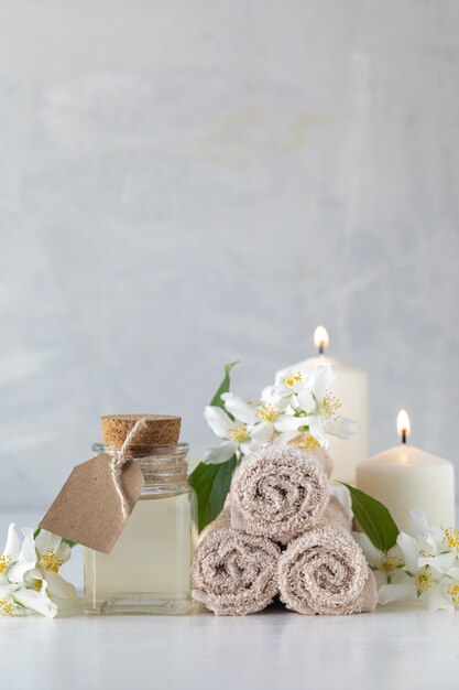 Olio essenziale di gelsomino, candele e asciugamani, fiori