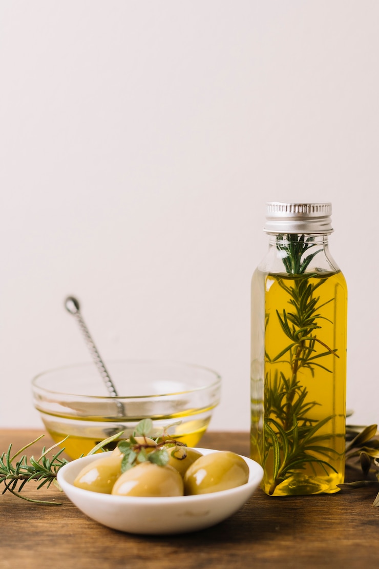 Foto gratuito olive con rosmarino e olio