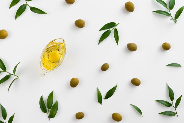 Olive e vive sul tavolo con olio in tazza