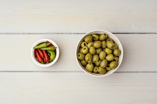 Olive in una ciotola su sfondo di legno vista dall'alto