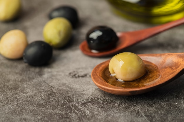 Olive naturali del primo piano pronte per essere servito