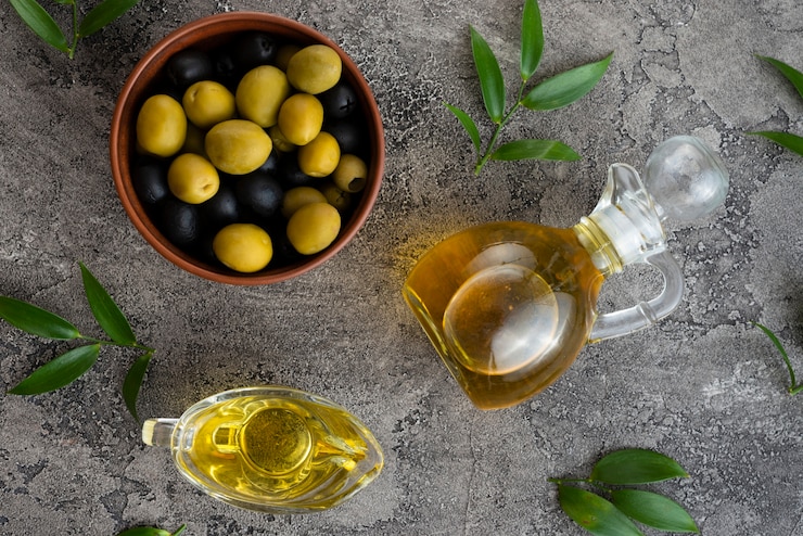 Foto gratuito olive nere e verdi in una ciotola