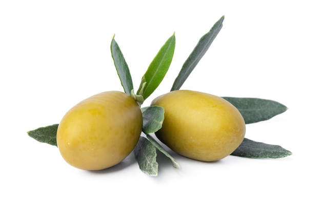Olive verdi con foglie isolate su sfondo bianco