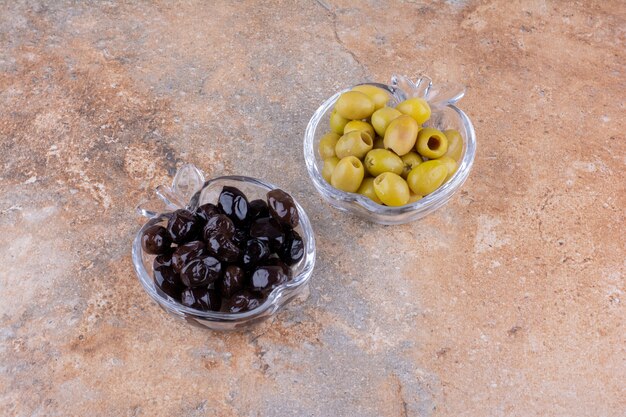 Olive verdi e nere in coppe di vetro