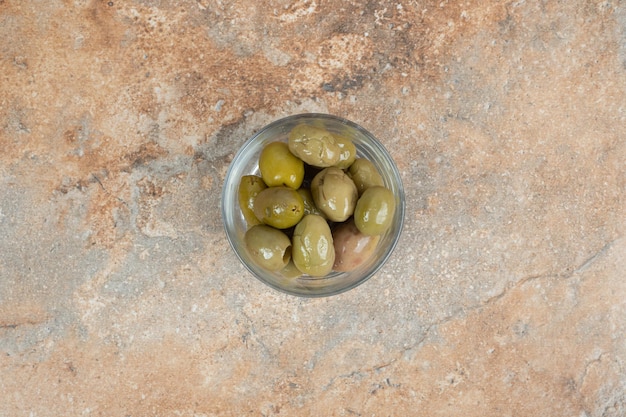 Olive verdi in salamoia in una ciotola di vetro