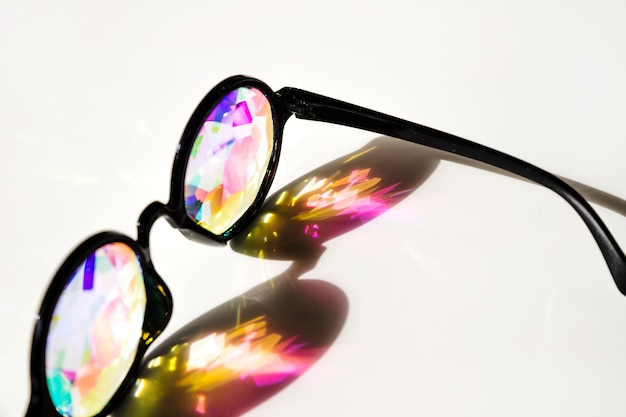Ombra ottica di rifrazione del prisma degli occhiali su fondo bianco