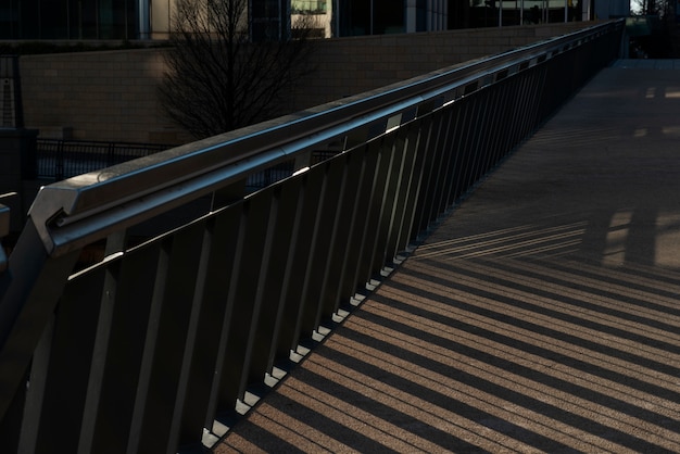 Ombre fatte dalla luce del giorno nella città con l'architettura