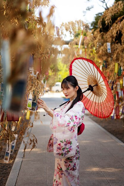 Ombrello giapponese wagasa aiutato da una giovane donna