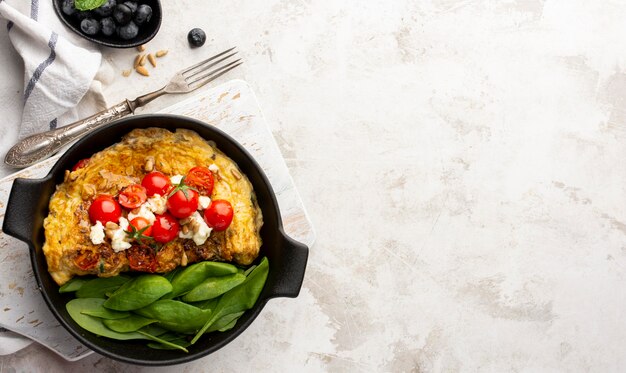 Omelette con formaggio e pomodori in marmo copia spazio