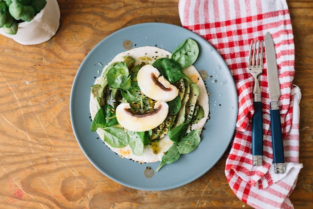 Omelette con funghi per il pasto del mattino