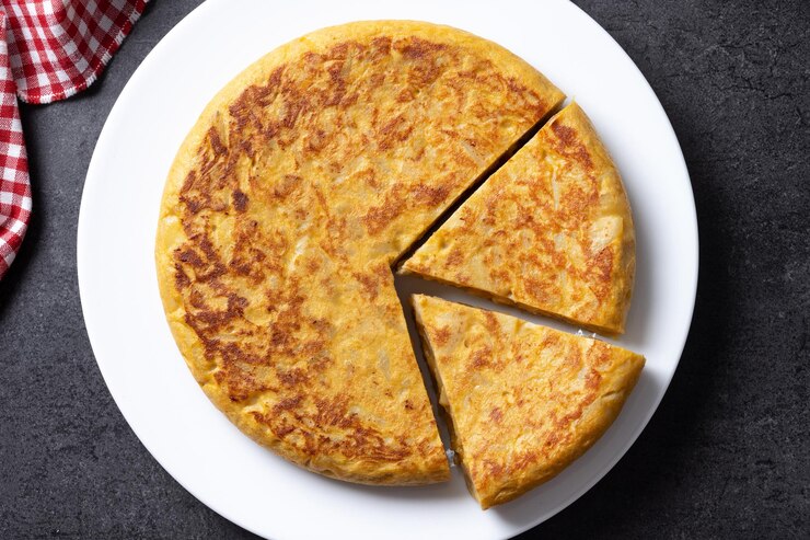 Foto gratuito omelette tradizionale spagnola su sfondo nero