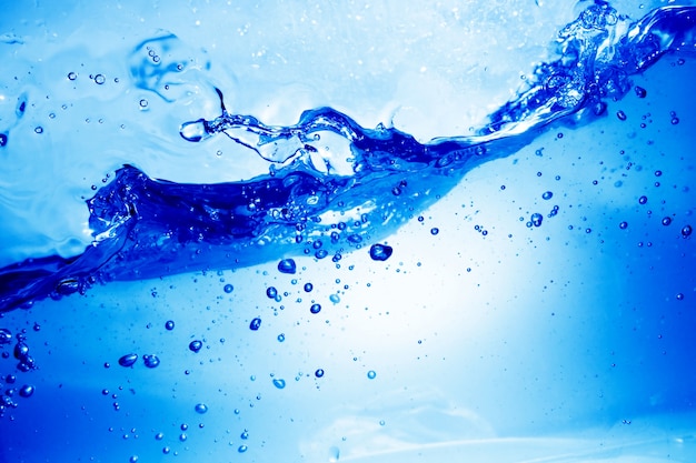 Onda di acqua con gocce