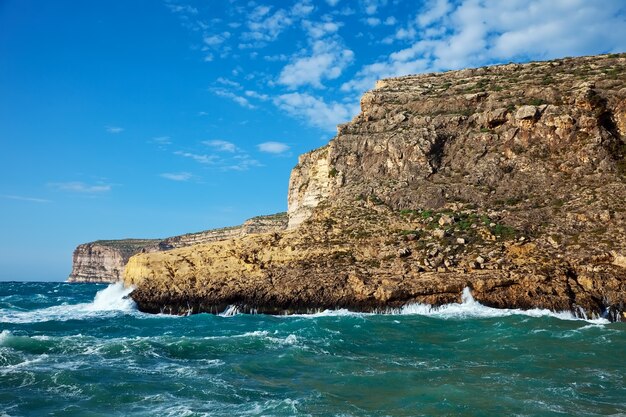 Onda di mare che si rompe contro la costa della costa