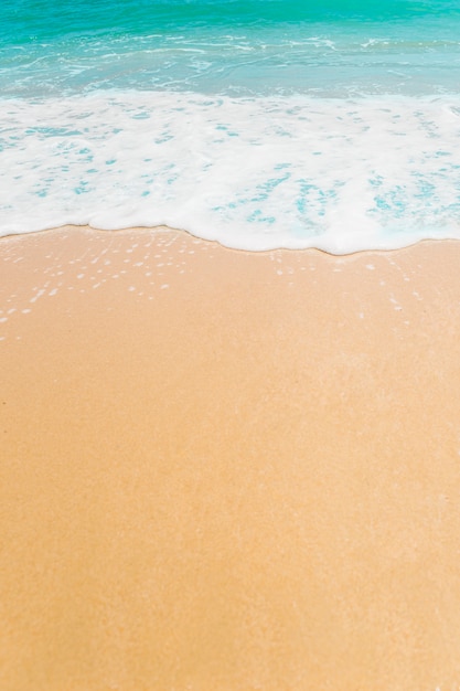 Onda e spiaggia di sabbia sfondo con lo spazio della copia.