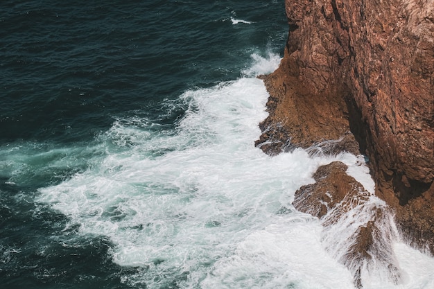 Onde del mare che si infrangono sugli scogli