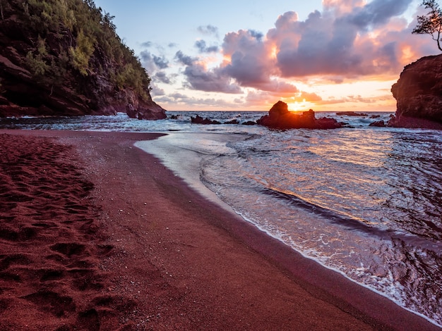 Onde del mare che si infrangono sulla riva durante il tramonto