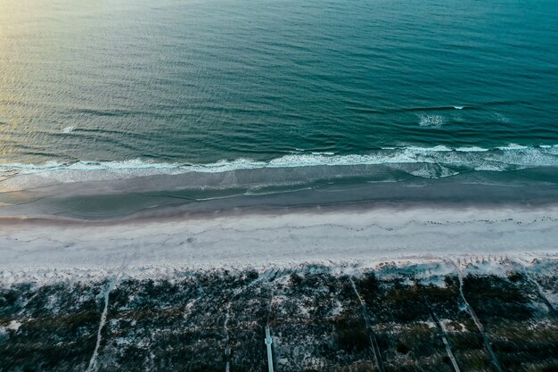 Onde dell'Oceano Atlantico sulla spiaggia