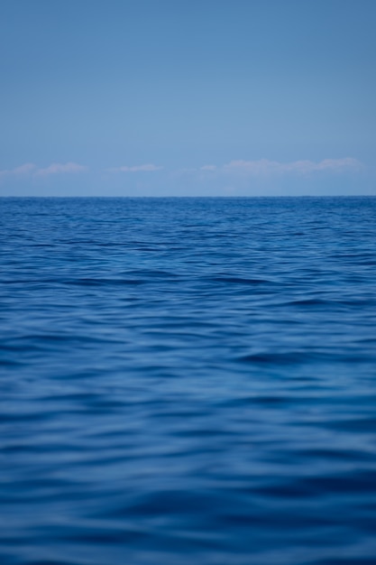 Onde dell'oceano sotto un cielo blu chiaro