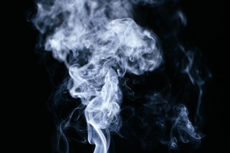 Foto gratuito onde di fumo blu su sfondo nero