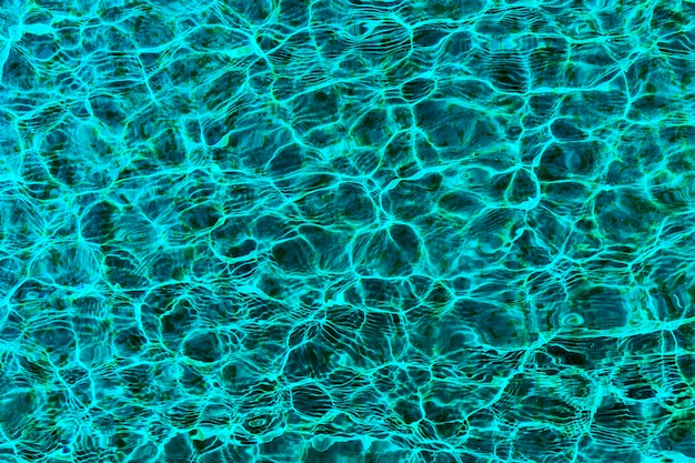 Onde fluide di acqua blu intenso