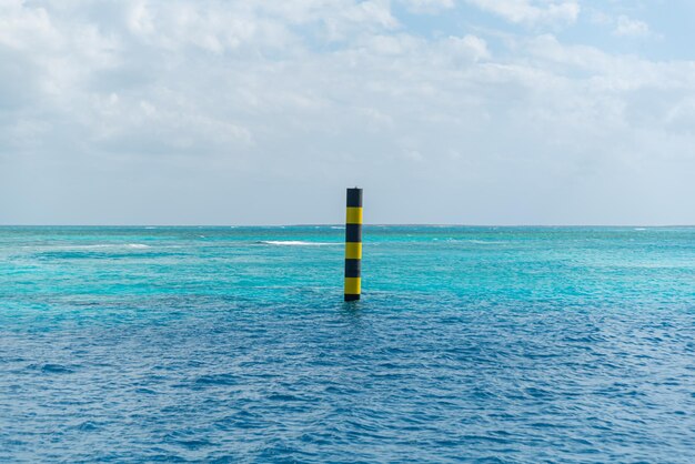 Onde nell'oceano e nel cielo blu